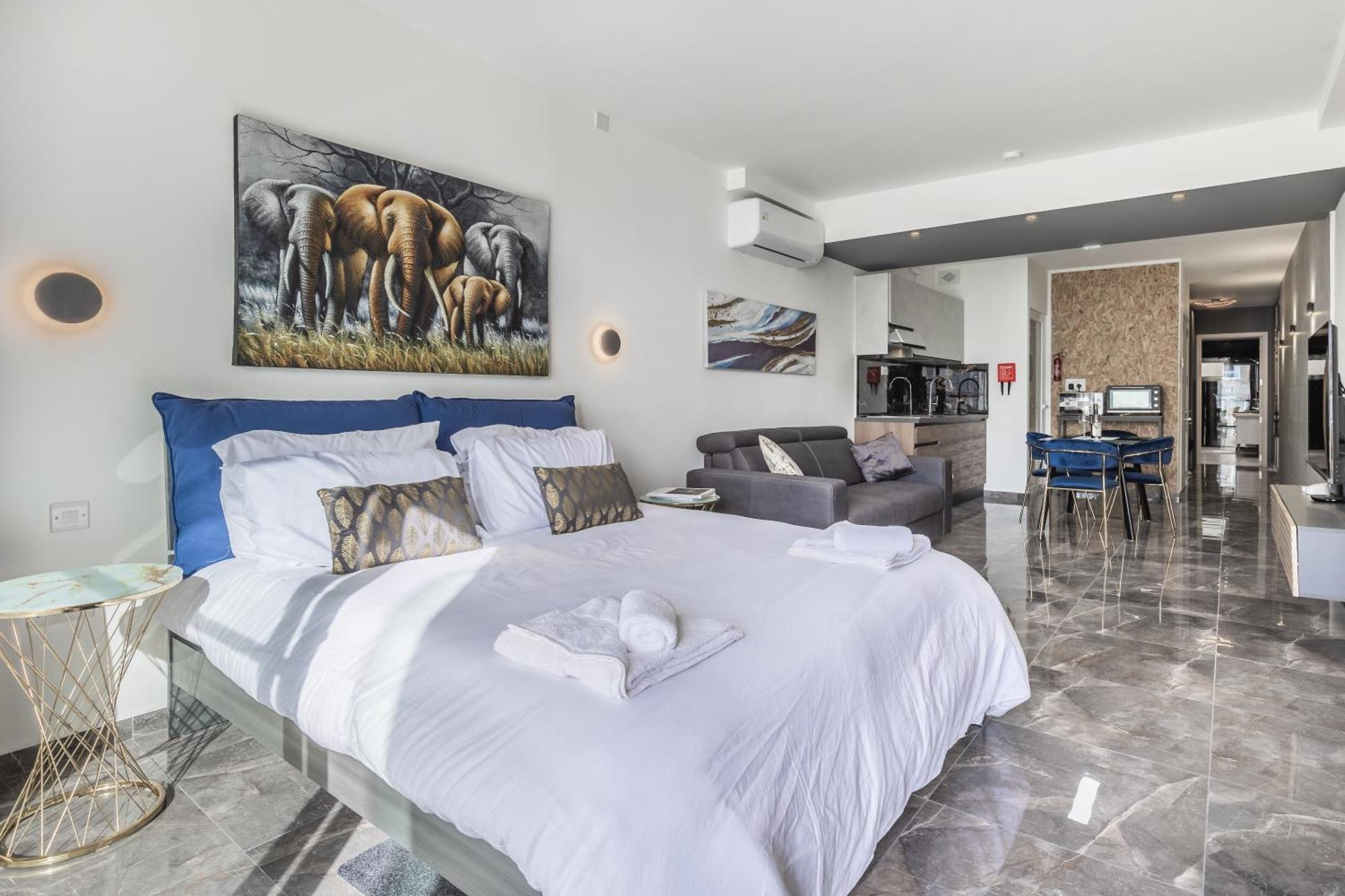 Spinola Deluxe, Stjulians Lägenhet