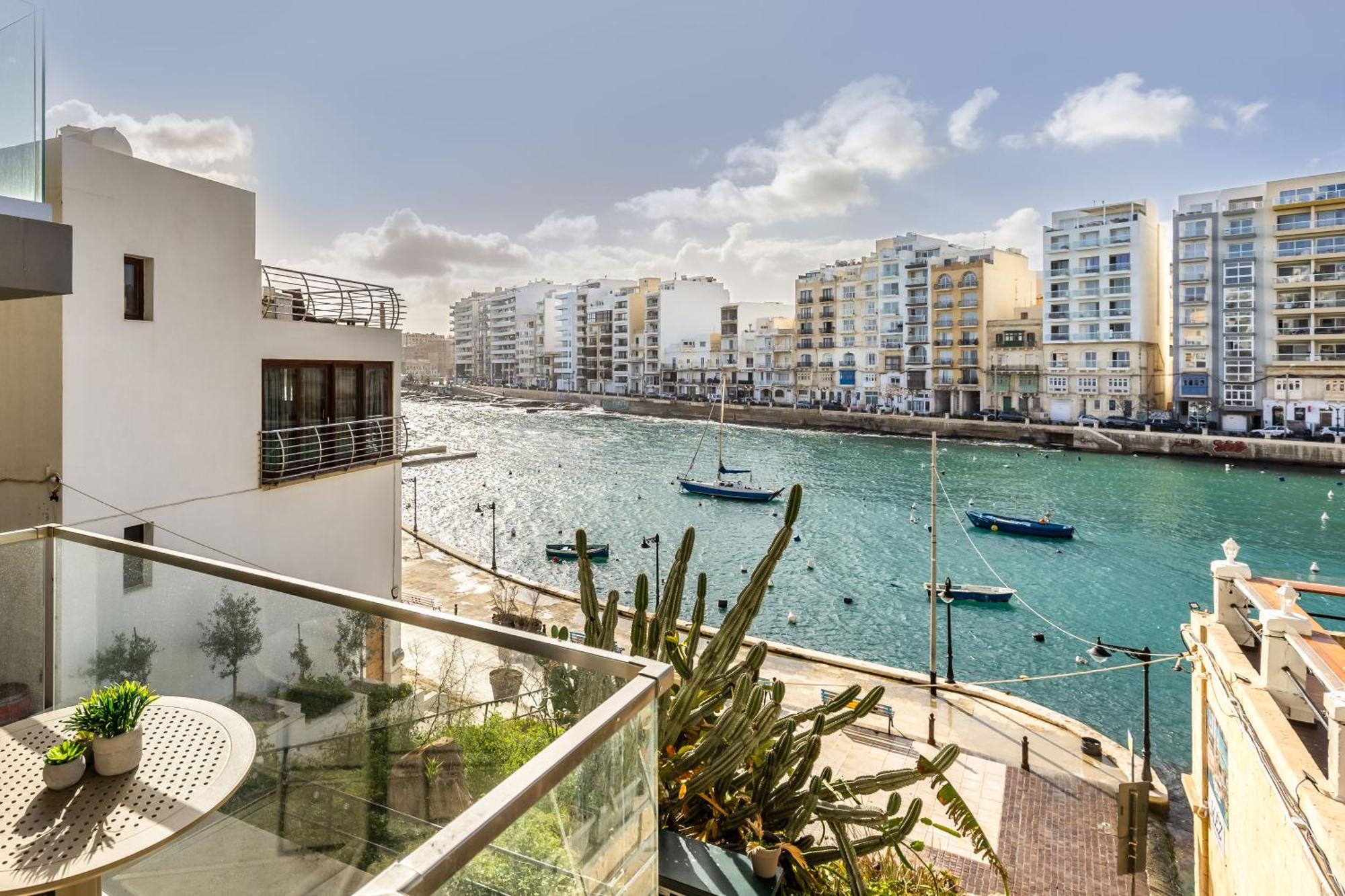 Spinola Deluxe, Stjulians Lägenhet *